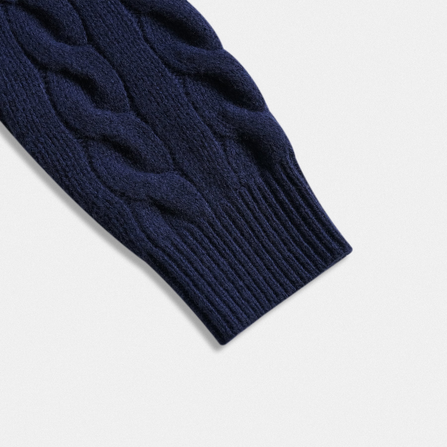 Dettaglio fondo manica Cardigan Donna in Lana 100% a Trecce con Tasche – Heritage Navy