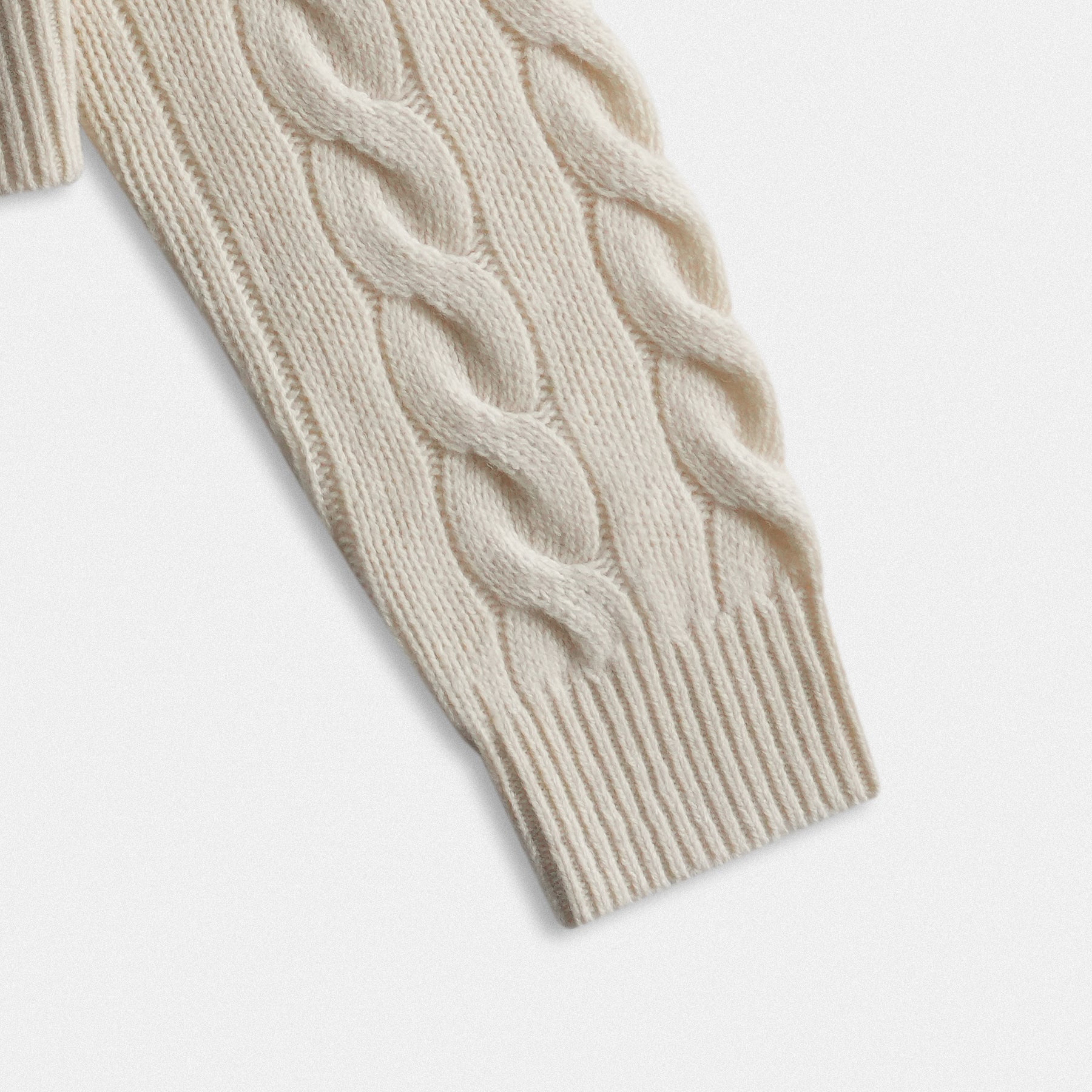 Dettaglio fondo manica Cardigan Donna in Lana 100% a Trecce con Tasche – Heritage Avorio