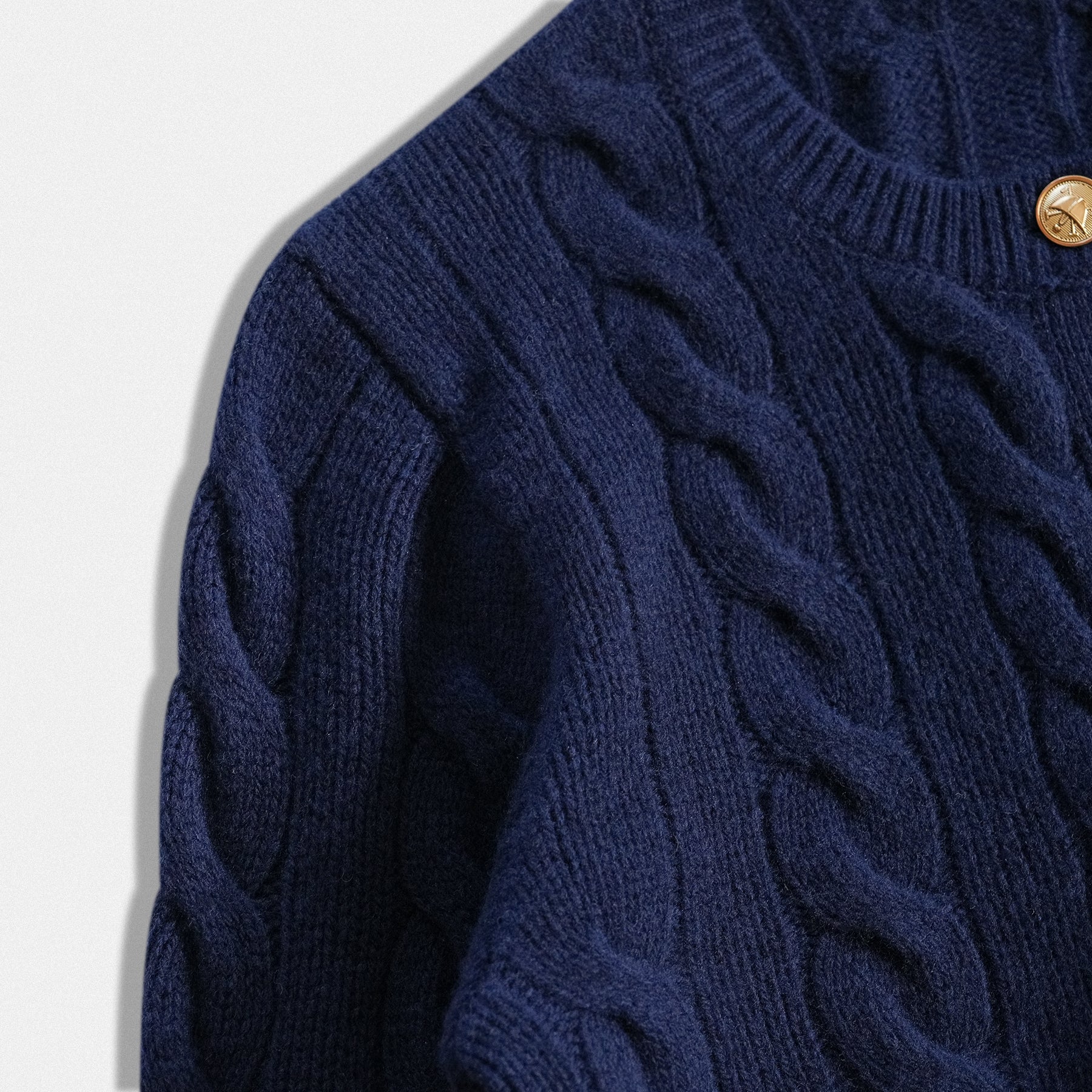 Dettaglio Cardigan Donna in Lana 100% a Trecce con Tasche – Heritage Navy