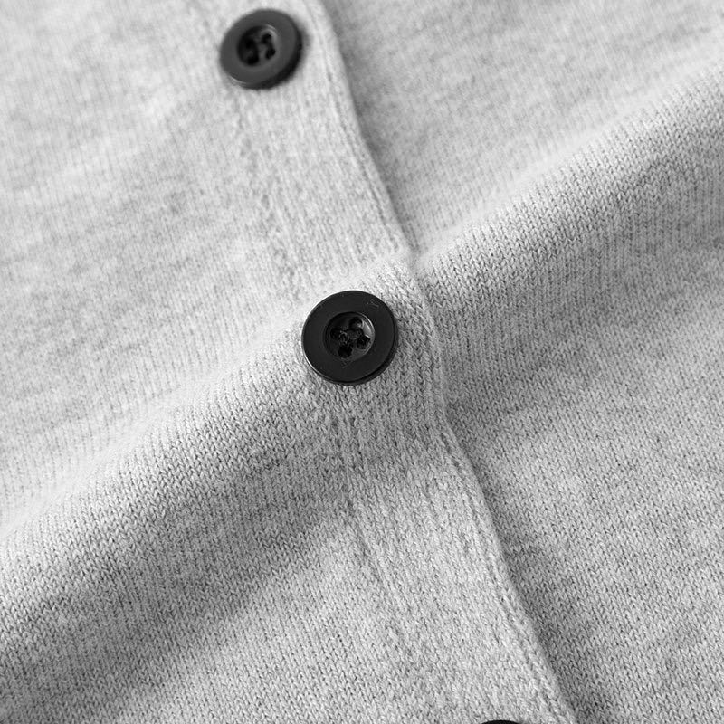 Dettaglio bottoni  cardigan classico bambino cotone 100% grigio con collo rotondo e dettaglio cuore nero  