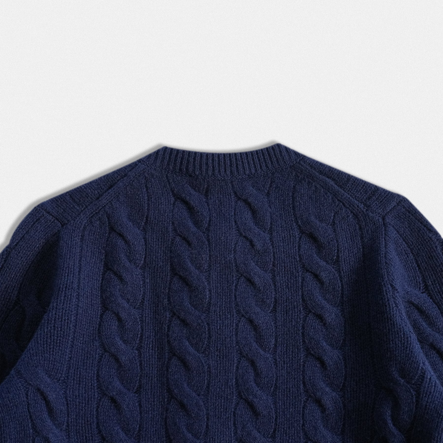 Dettaglio retro Cardigan Donna in Lana 100% a Trecce con Tasche – Heritage Navy