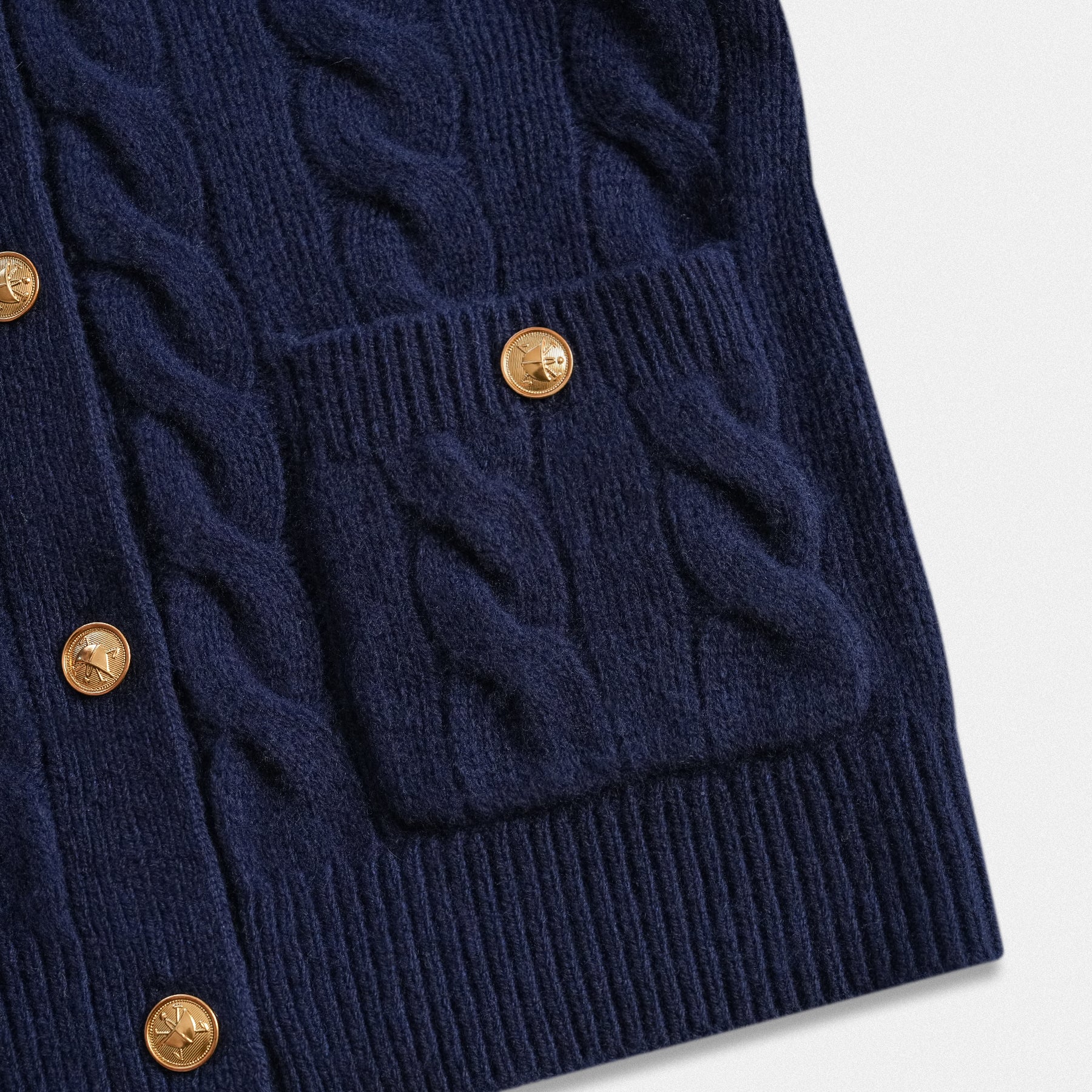 Dettaglio tasca Cardigan Donna in Lana 100% a Trecce con Tasche – Heritage Navy