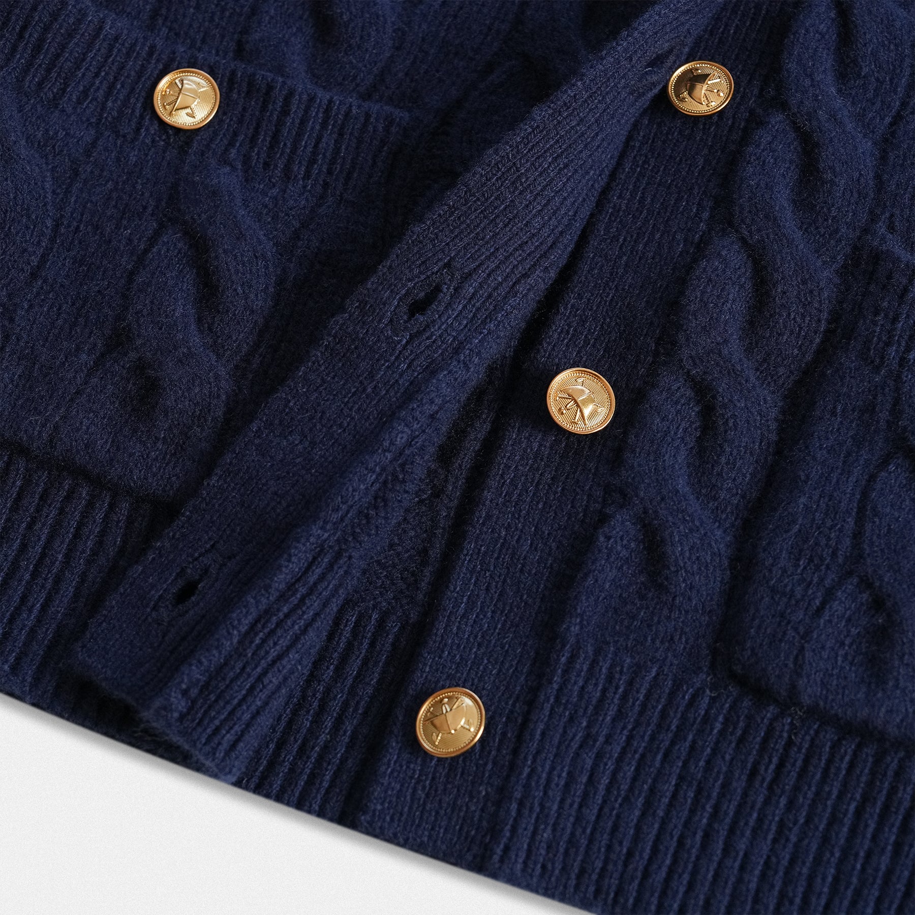 Dettaglio apertura bottone Cardigan Donna in Lana 100% a Trecce con Tasche – Heritage Navy
