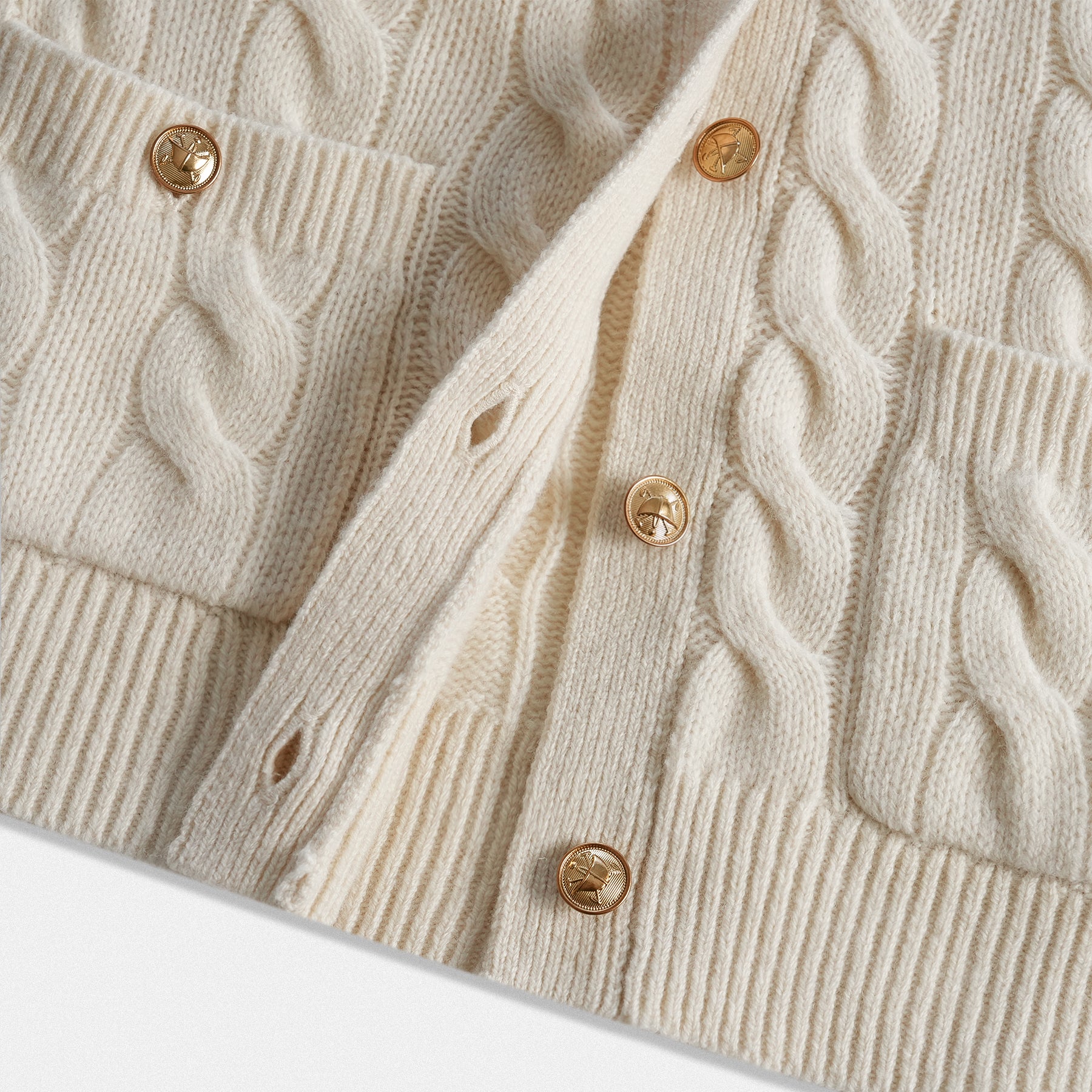 Dettaglio apertura bottone Cardigan Donna in Lana 100% a Trecce con Tasche – Heritage Avorio