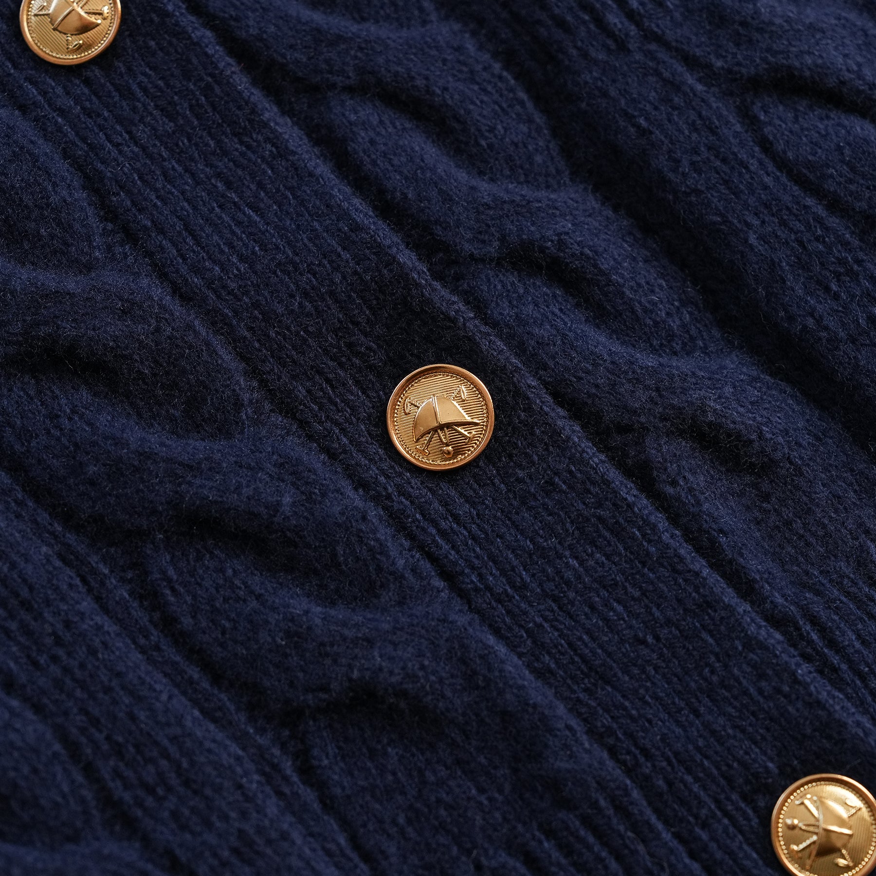 Dettaglio bottone Cardigan Donna in Lana 100% a Trecce con Tasche – Heritage Navy