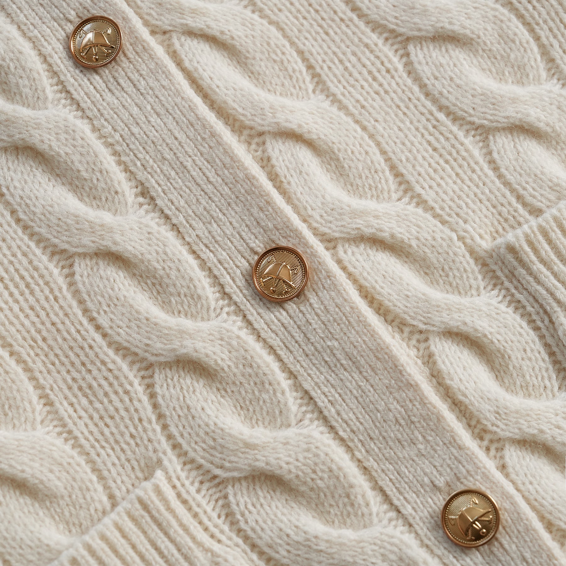 Dettaglio bottone Cardigan Donna in Lana 100% a Trecce con Tasche – Heritage Avorio