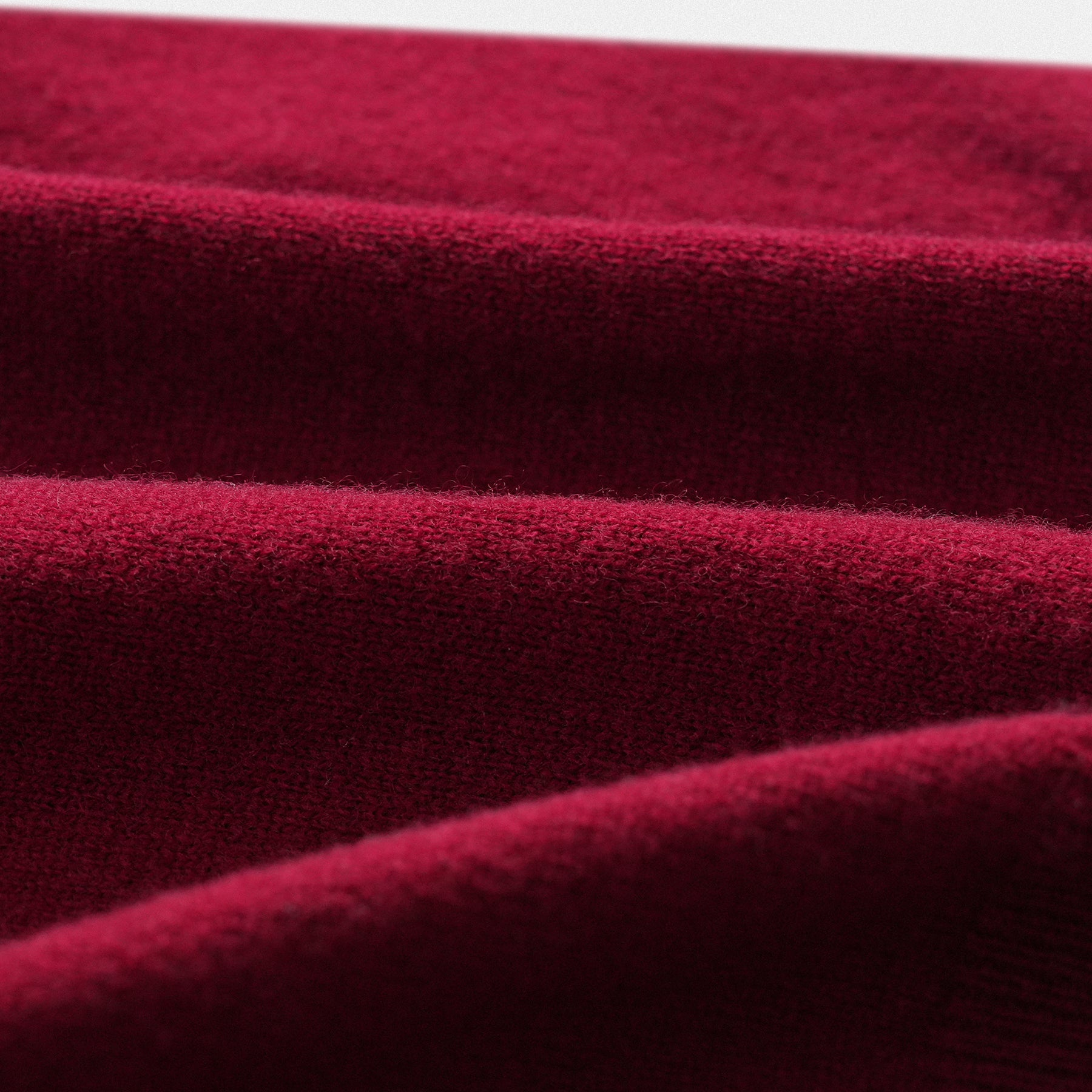 Dettaglio tessuto classico unisex in lana 100% bordeaux con scollo a V e dettaglio cuore rosso vino