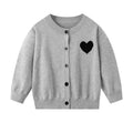 Dettaglio cardigan classico bambino cotone 100% grigio con collo rotondo e dettaglio cuore nero  
