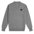 Dettaglio pullover classico uomo in lana 100% grigio con scollo a V e dettaglio cuore nero