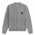 Dettaglio cardigan classico lana 100% grigio con collo rotondo e dettaglio cuore nero  