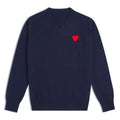 Dettaglio scollo a V del pullover in lana 100% con applicazione cuore in tessuto rosso vino