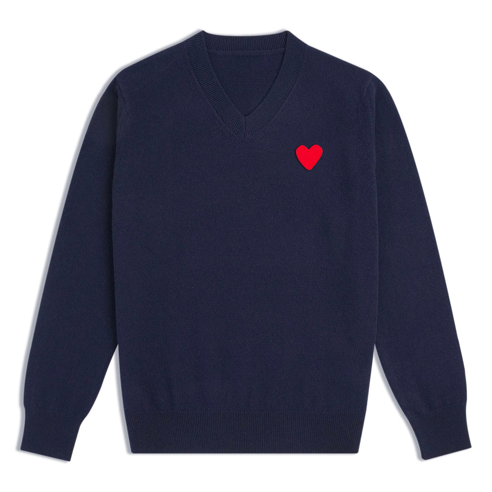 Dettaglio scollo a V del pullover in lana 100% con applicazione cuore in tessuto rosso vino