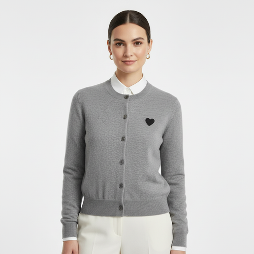 Cardigan classico lana 100% grigio con collo rotondo e dettaglio cuore nero  chiuso